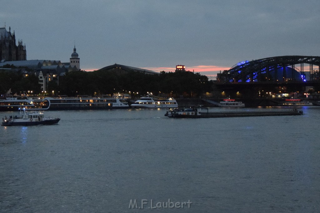 Hilfe Schiff Koeln Hoehe Kranhaeuser Schiff Rich Hafen Koeln Muelheim P07.JPG - Miklos Laubert